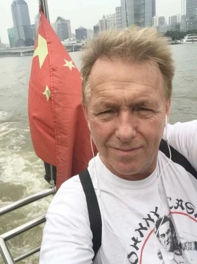 <span>Magnus, 64</span>&nbsp;<span style='width: 25px; height: 16px; float: right; background-image: url(/bitmaps/flags_small/SE.PNG)'>&nbsp;</span><br><span>Karlskrona, スウェーデン</span>&nbsp;<input type='button' class='joinbtn' style='float: right' value='JOIN NOW' />