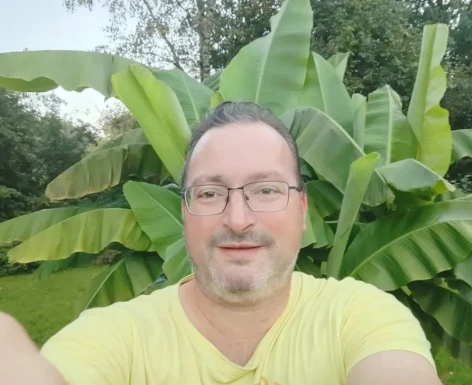 <span>Sébastien , 47</span>&nbsp;<span style='width: 25px; height: 16px; float: right; background-image: url(/bitmaps/flags_small/BE.PNG)'>&nbsp;</span><br><span>Brussels, Belgia</span>&nbsp;<input type='button' class='joinbtn' style='float: right' value='JOIN NOW' />